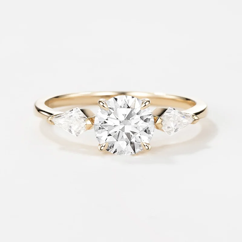 Pear - Shaped Women's Diamond Rings in Yellow Gold with a Single - Diamond Pendant Look1.0ct Three Stone 4-Prong Twinning Kites Lab Grown Diamond Ring Pear - Shaped Women's Diamond Rings in Yellow Gold with a Single - Diamond Pendant Look1.0ct Three Stone 4-Prong Twinning Kites Lab Grown Diamond Ring