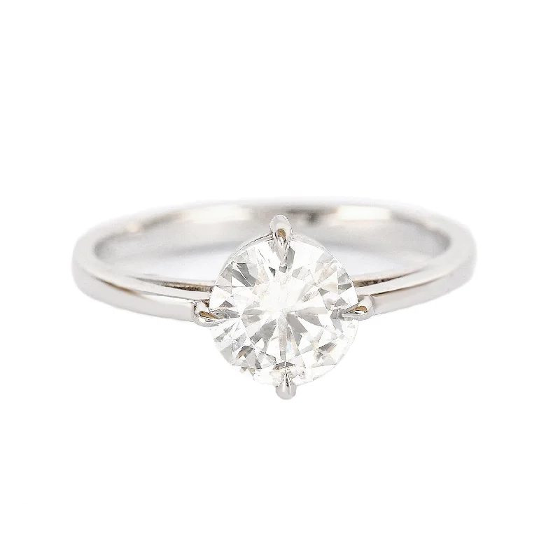 Halo - Style Women's Diamond Rings with a Center Diamond Surrounded by Smaller Diamonds in 18K GoldEast west Solitaire Round Diamond Engagement Ring Halo - Style Women's Diamond Rings with a Center Diamond Surrounded by Smaller Diamonds in 18K GoldEast west Solitaire Round Diamond Engagement Ring