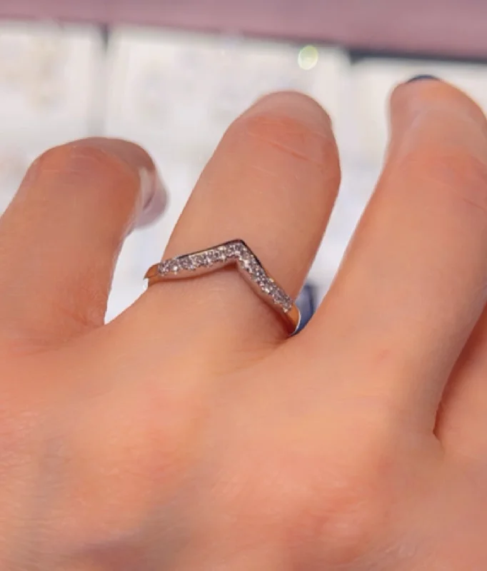 Diamond - Encrusted Women's Rings for Special Occasions in 18K GoldVee diamond ring WDR065 Diamond - Encrusted Women's Rings for Special Occasions in 18K GoldVee diamond ring WDR065