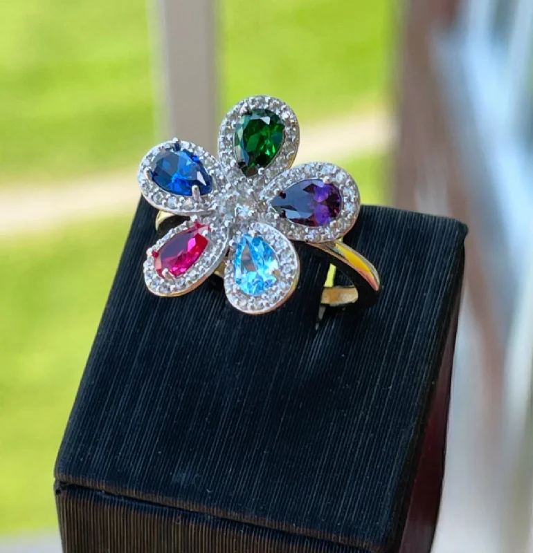 Diamond - Encrusted Women's Rings for Special Occasions in 18K GoldColourful flower ring Diamond - Encrusted Women's Rings for Special Occasions in 18K GoldColourful flower ring