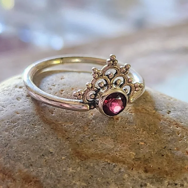 Minimalist Women's Rings with a Single Pearl in 14K Gold - Plated BandsGARNET CROWN - FLOWER DESIGN 925 RING Minimalist Women's Rings with a Single Pearl in 14K Gold - Plated BandsGARNET CROWN - FLOWER DESIGN 925 RING