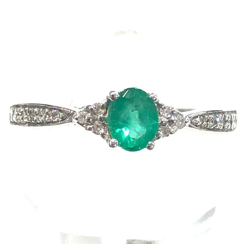 LED - Lit Fashion Rings in Plastic with Color - Changing Effects for a Futuristic LookOval Emerald and Diamond Ring LED - Lit Fashion Rings in Plastic with Color - Changing Effects for a Futuristic LookOval Emerald and Diamond Ring