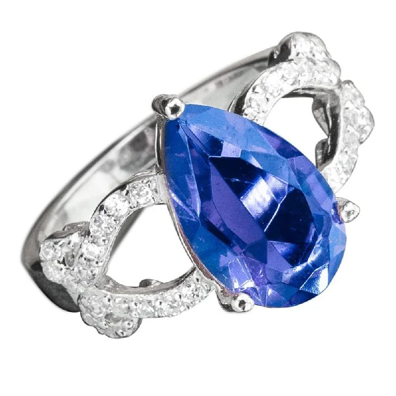 Women's 18K Gold Solitaire Diamond Ring for an Elegant Everyday LookEssence Ring