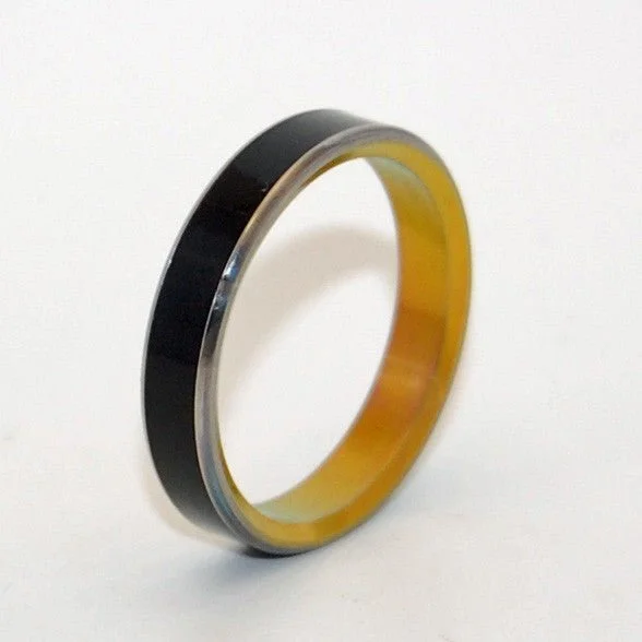 Diamond - Encrusted Women's Rings for Special Occasions in 18K GoldEyes Of Night | Onyx Stone - Unique Wedding Ring - Black Ring Diamond - Encrusted Women's Rings for Special Occasions in 18K GoldEyes Of Night | Onyx Stone - Unique Wedding Ring - Black Ring