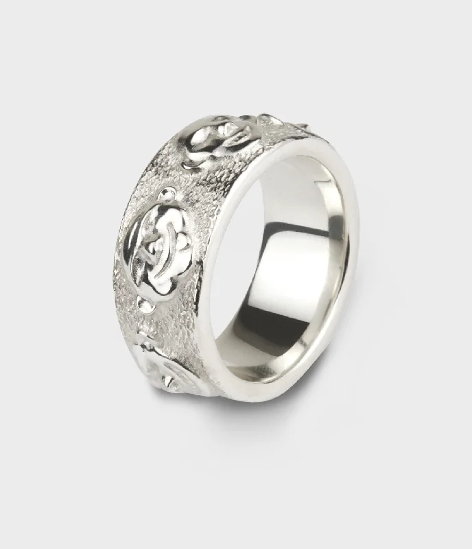 Anniversary rings with a diamond - and - emerald combinationFaces Slim Ring