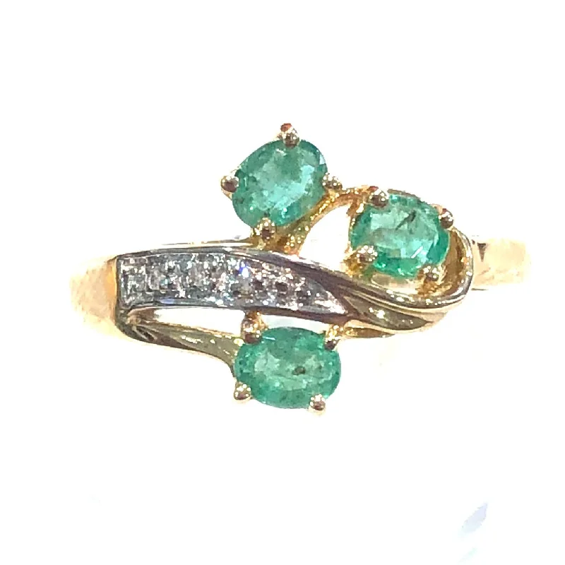 Vintage - Reproduction Fashion Rings in Bronze with Cameo - Style MedallionsEmerald 3 Stone Ring Vintage - Reproduction Fashion Rings in Bronze with Cameo - Style MedallionsEmerald 3 Stone Ring
