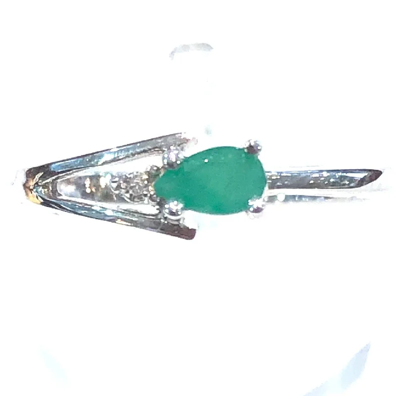 Geometric - Shaped Fashion Rings in Titanium with Iridescent InlaysPear Emerald Ring Geometric - Shaped Fashion Rings in Titanium with Iridescent InlaysPear Emerald Ring