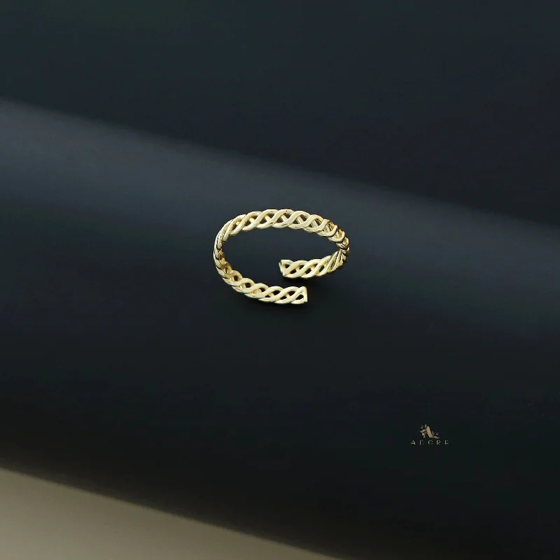 Stainless steel double finger rings with a modern edgeGolden Twisted Rope Ring