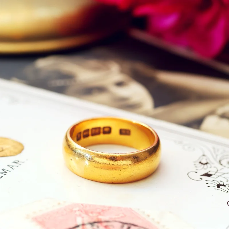 Floral - Patterned Women's Rings in 18K Yellow Gold for a Feminine LookAntique Date 1914 Gent's Wedding Band Ring Floral - Patterned Women's Rings in 18K Yellow Gold for a Feminine LookAntique Date 1914 Gent's Wedding Band Ring