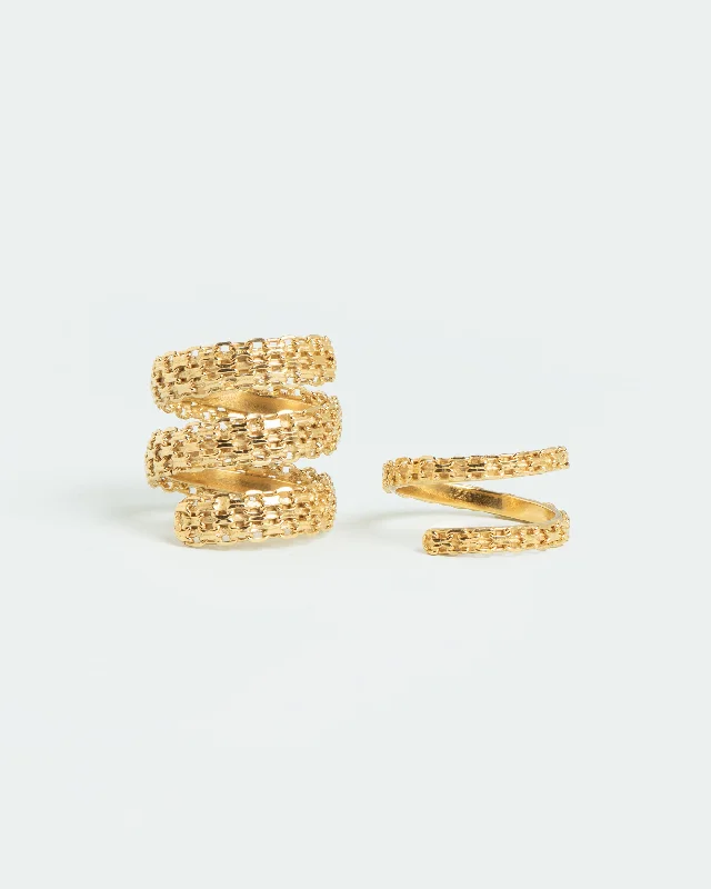 Men's gold signet rings with engraved initialsStatement ring ensemble with chain texture Men's gold signet rings with engraved initialsStatement ring ensemble with chain texture