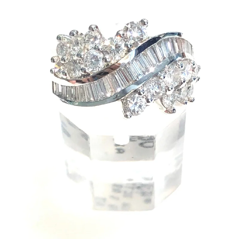 Minimalist Fashion Rings in Stainless Steel with a Single Solitaire CrystalRound and Baguette Ring Minimalist Fashion Rings in Stainless Steel with a Single Solitaire CrystalRound and Baguette Ring