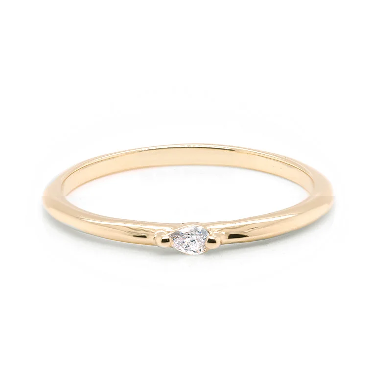 Halo - Style Women's Diamond Rings with a Center Diamond Surrounded by Smaller Diamonds in 18K GoldLa Pear II | diamond Halo - Style Women's Diamond Rings with a Center Diamond Surrounded by Smaller Diamonds in 18K GoldLa Pear II | diamond