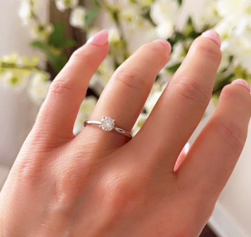 Tennis - Style Women's Rings with a Row of Round Diamonds in PlatinumDiamond solitaire ring Tennis - Style Women's Rings with a Row of Round Diamonds in PlatinumDiamond solitaire ring
