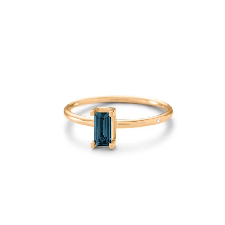 Agate Gemstone Rings in Sterling Silver with a Mosaic - Inspired Inlay for a Bohemian StyleNord London Turned 18K Gold Ring w. Blue Topaz Agate Gemstone Rings in Sterling Silver with a Mosaic - Inspired Inlay for a Bohemian StyleNord London Turned 18K Gold Ring w. Blue Topaz