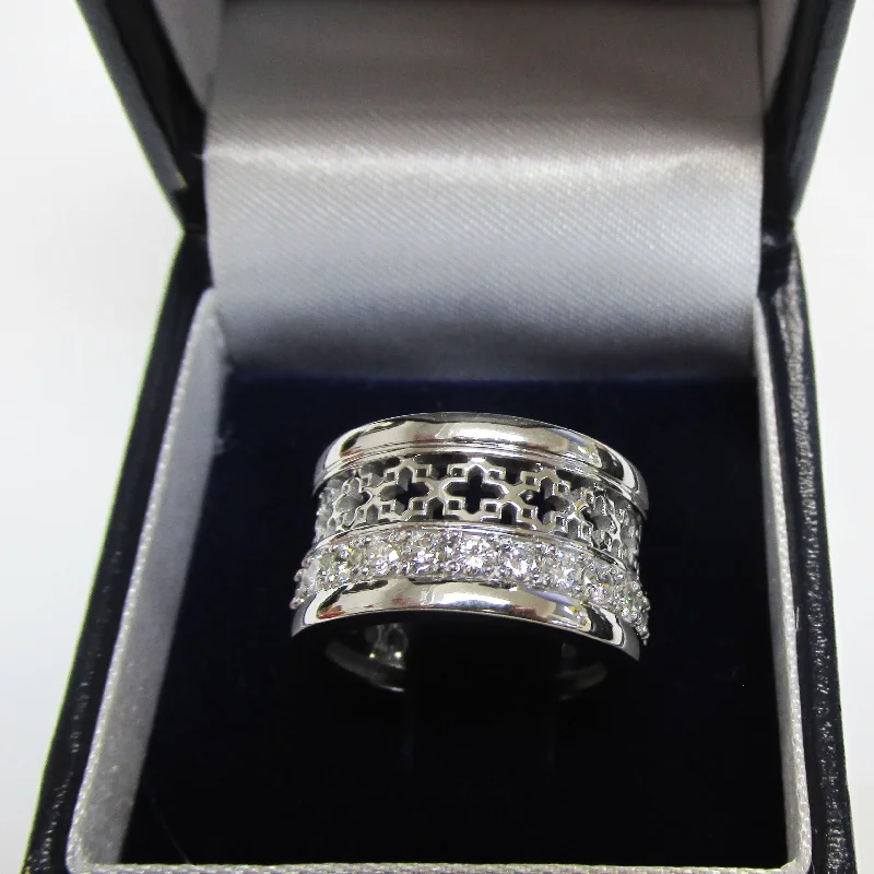 Commemorate rings with a pavé setting of small diamondsInspiration Rings with Ornaments and Diamonds Commemorate rings with a pavé setting of small diamondsInspiration Rings with Ornaments and Diamonds