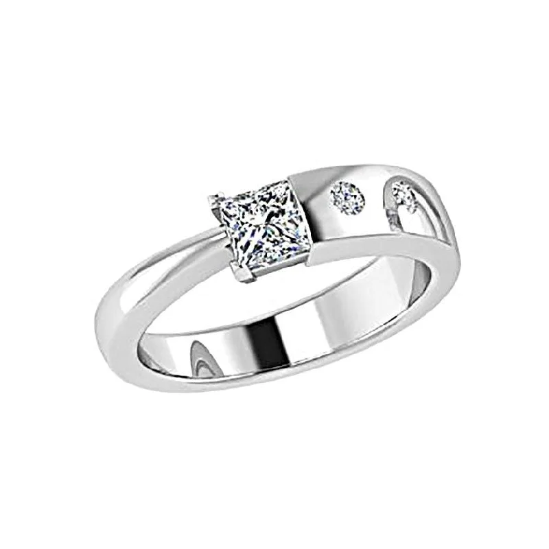 Commemorate rings with a diamond - and - peridot combinationPrincess Diamond and Round Diamond Ring Commemorate rings with a diamond - and - peridot combinationPrincess Diamond and Round Diamond Ring